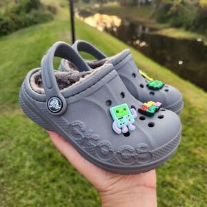 Crocs Kids Classic Baya Gray Lined Dual Clogs Charms Included Size C10 4-5 Years